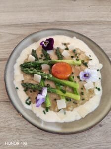 rizotto aux asperges, œuf confit et crème de parmesan