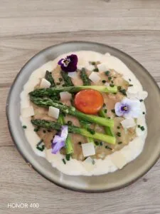 rizotto aux asperges, œuf confit et crème de parmesan