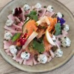 tataki de veau, crème au gorgonzola, pickles de lègumes