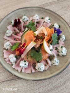tataki de veau, crème au gorgonzola, pickles de lègumes