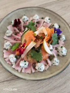 tataki de veau, crème au gorgonzola, pickles de lègumes